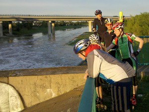 Fitnessgruppe beim Hochwassertourismus an der Weißen Elster