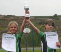 Nele und Milena mit Pokal