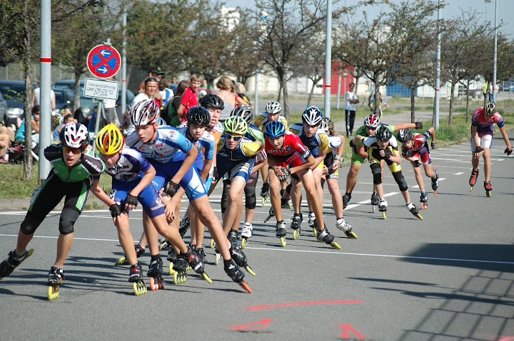 Friedo Lange führt das Feld der Cadetten Herren beim 5000m Straßenlauf an